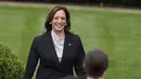 Wakil Presiden AS Kamala Harris tiba untuk berbicara dari halaman selatan Gedung Putih di Washington, Senin (22/7/2024). (AP Photo/Alex Brandon)