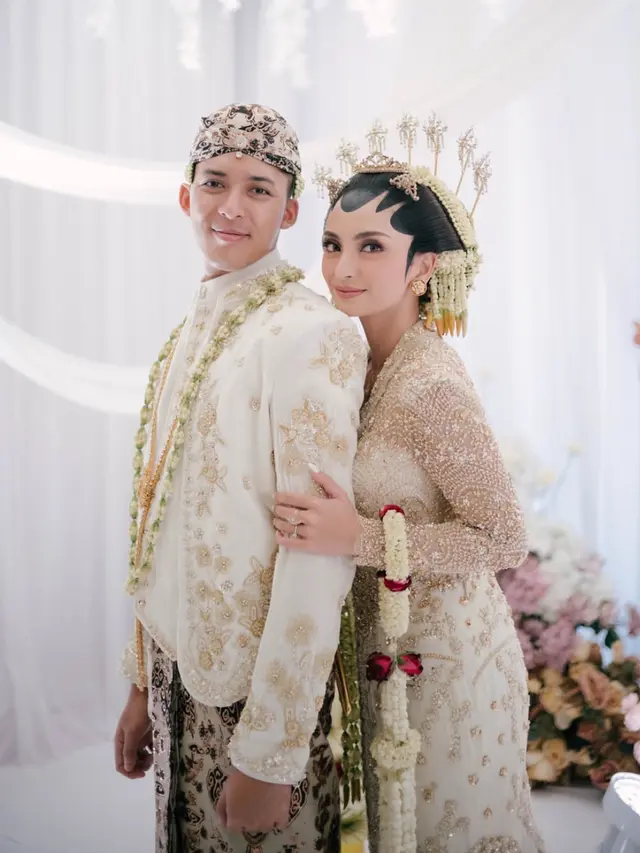 Valerie Tifanka Kenakan Kebaya Adat Jawa di hari pernikahan. [@valtifanka]