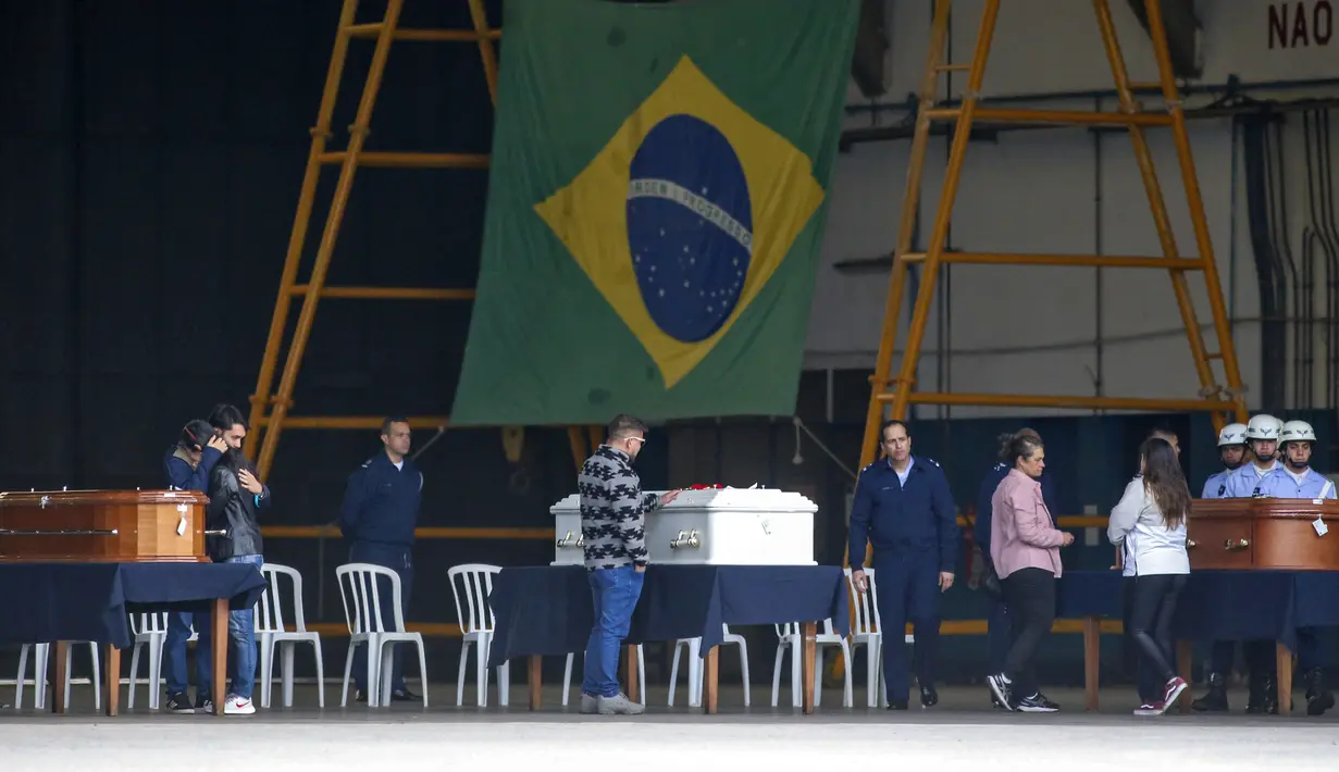 Para ahli forensik di jenazah Sao Paulo pada hari Selasa telah mengidentifikasi 35 jenazah dari 62 orang yang tewas dalam kecelakaan pesawat di daerah pemukiman Vinhedo pekan lalu, yang menewaskan semua orang di dalamnya, kata pihak berwenang. (Miguel SCHINCARIOL / AFP)