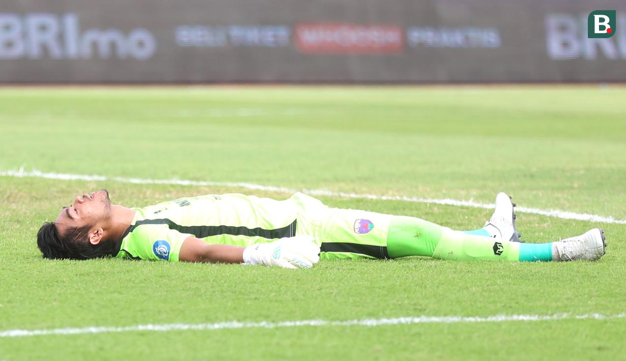 <p>Reaksi kecewa kiper Persita Tangerang, Kurniawan Kartika Ajie setelah gawangnya kebobolan oleh pemain Persebaya Surabaya, Paulo Henrique pada laga pekan ke-25 BRI Liga 1 2023/2024 di Stadion Indomilk Arena, Tangerang, Jumat (23/2/2024). (Bola.com/M Iqbal Ichsan)</p>