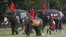 Sejumlah gajah bermain sepak bola dengan badan dilukis bendera peserta Piala Dunia 2018 di Ayutthaya, Selasa (12/6/2018). Kegiatan yang dilakukan Sekolah Ayutthaya Wittayalai ini dilakukan untuk memeriahkan Piala Dunia. (AP/Sakchai Lalit)