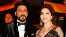Shahrukh Khan dan Madhuri Dixit pernah beradu akting dengan film Anjaam yang dirilis pada 1994. Film ini menceritakan tentang seorang pramugari yang disukai oleh Shahrukh Khan. (Foto: bollywoodbubble.com)