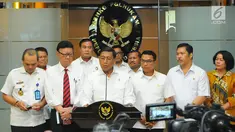Menkopolhukam Wiranto bersama Mendagri Tjahjo Kumolo dan KSP Moeldoko memberi keterangan usai rapat koordinasi tentang keamanan pasca-pemilu 2019 di Jakarta, Rabu (24/4). Wiranto menjelaskan Sejumlah isu seperti hoaks dan tuduhan yang berakibat pada delegitimasi KPU. (Liputan6.com/Angga Yuniar)