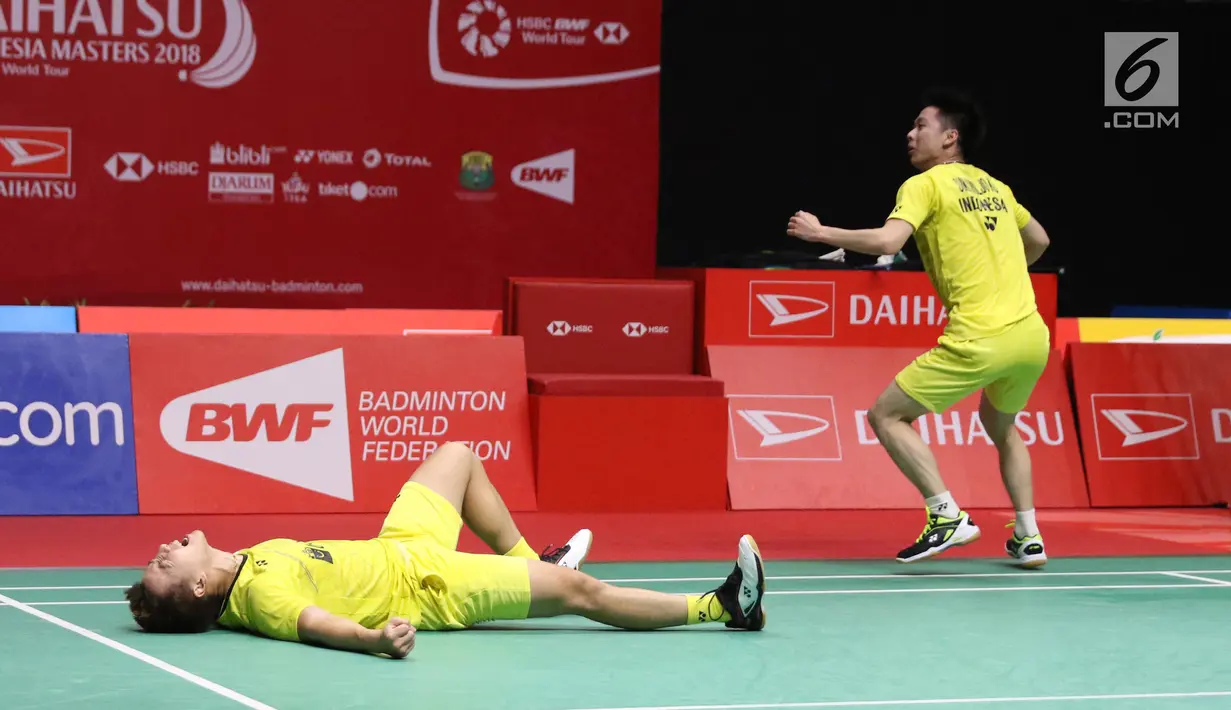Kevin Sanjaya Sukamuljo/Marcus Fernaldi mengekspresikan kegembiraan seusai mengalahkan ganda Cina Li Junhui/Liu Yuchen dI babak final Indonesia Masters 2018, Minggu (28/1). Kevin/Marcus tampil sebagai juara Indonesia Masters. (Liputan6.com/Angga Yuniar)