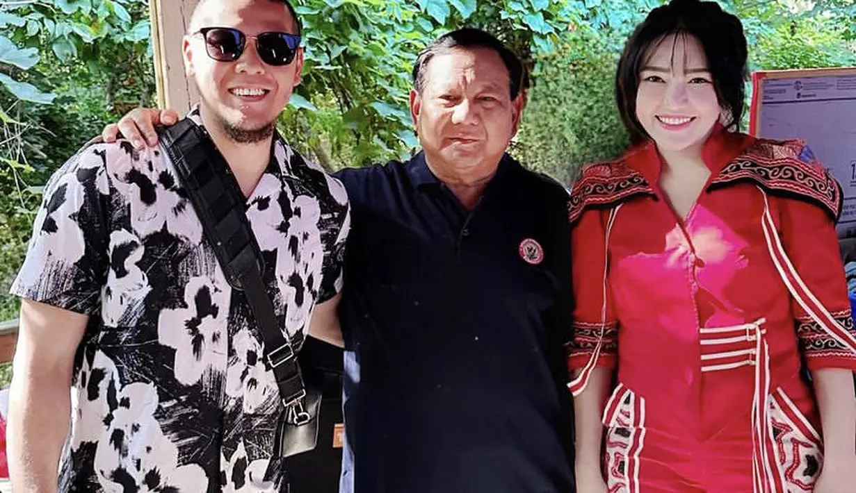 Via pun tampil dengan wajah flawless tidak mengenakan makeup berlebih, namun tetap memesona. [@chevra_yo88]