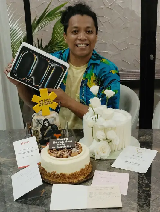 Indah memberikan hadiah ultah kepada suaminya berupa iPad, yang merupakan barang impian Arie selama ini. Ia pun mengucapkan rasa terima kasihnya kepada Indah dan Naka yang sudah berjuang bersama. Arie merasa sangat beruntung dan bahagia. (Liputan6.com/IG/@arie_kriting)