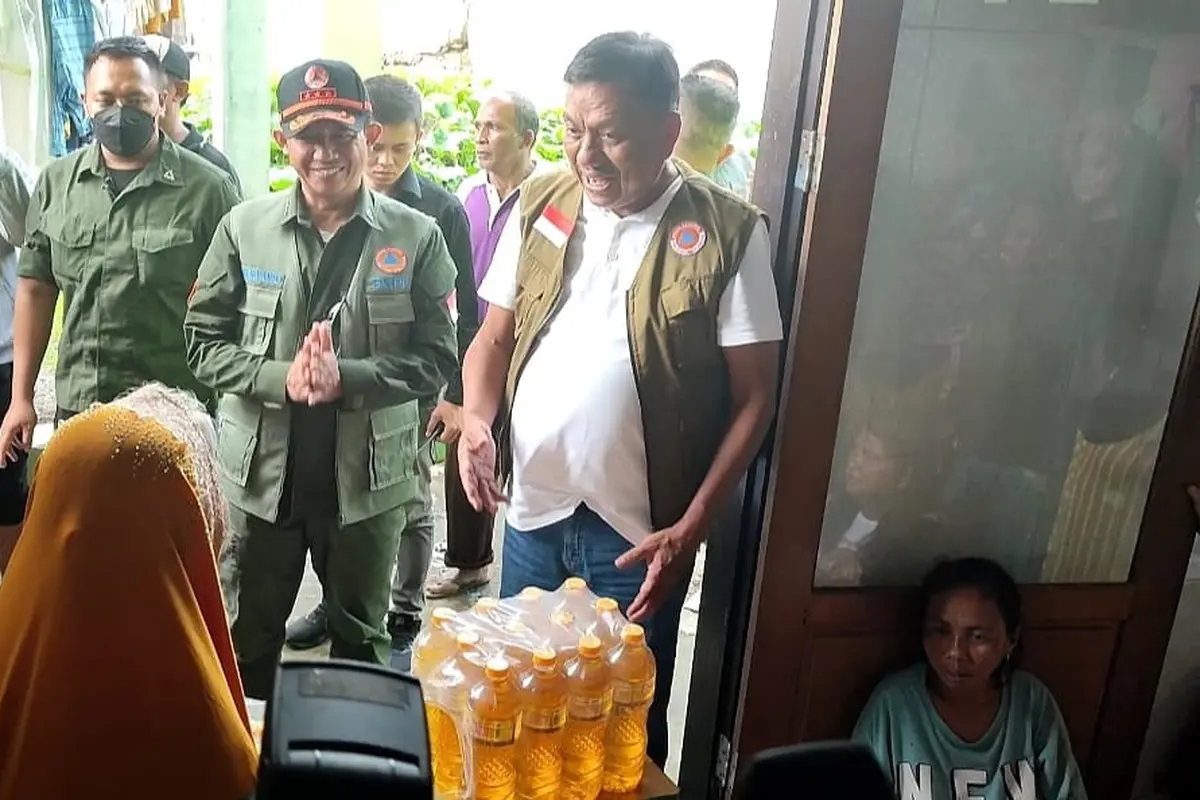 Kepala BNPB Letjen TNI Suharyanto, Sabtu (28/1/2023), saat meninjau lokasi yang dilanda banjir di Kota Manado, Sulut.