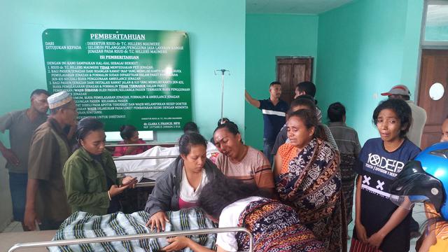 Korban DBD meninggal dunia saat berada di ruangan mayat dan keluarga korban menangis histeris. (Foto: Liputan6.com/Dionisius Wilibardus)