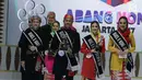 Pemenang Wakil ll Abang Ibnu Azhar dari Jakarta Timur dan None Stephanie Cecillia dari Jakarta Barat  di ajang pemilihan Abang None Jakarta 2017 di kawasan Letjen S. Parman, Jakarta, Jumat (15/07). (Liputan6.com/Herman Zakharia)