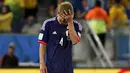 Pemain Timnas Jepang, Keisuke Honda, menangis usai dikalahkan Kolombia 1-4 di laga terakhir penyisihan Piala Dunia Grup C di Stadion Pantanal, Cuiaba, Brasil, (25/6/2014). (REUTERS/Jorge Silva)