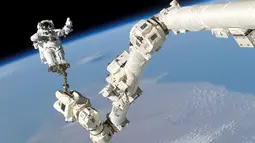 Astronot NASA Stephen K. Robinson, dalam misi STS - 11 di Stasiun Luar Angkasa Internasional Canadarm2, (3/8/2005). Stasiun Luar Angkasa Internasional merayakan hari jadinya ke-15 pada 2 November sejak dihuni oleh manusia. (REUTERS/NASA)