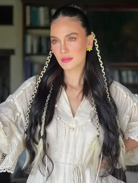 Di malam Lunachella, Luna Maya tampil simpel penuh pesona. Ia memilih mengenakan dress simpel bernuansa bohemian berwarna putih. [Foto: Instagram/lunamaya]
