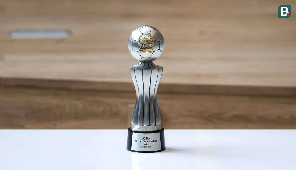 Trofi Piala AFF 2024 yang berhasil diraih oleh Timnas futsal Indonesia saat acara audiensi yang berlangsung di Kemenpora, Senayan, Jakarta, Selasa (12/11/2024) WIB. (Bola.com/Bagaskara Lazuardi)