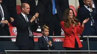 (Kiri ke Kanan) Pangeran William, Duke of Cambridge, Pangeran George dari Cambridge, dan Catherine, Duchess of Cambridge, merayakan gol Inggris ke gawang Jerman pada pertandingan babak 16 besar Euro 2020 di Stadion Wembley, London, Inggris, Selasa (29/6/2021). (Photo by JUSTIN TALLIS/POOL/AFP)