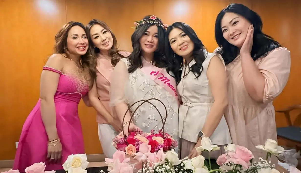 Di momen kejutan baby shower, Olivia Allan tampil cantik mengenakan gaun putih tulang bermotif bunga. Di kepalanya juga tersemat mahkota bunga. Istri Denny Sumargo itu juga tampak menjadi bintang utama dalam acara tersebut dengan selempang pink bertuliskan "Mommy to Be". (Liputan6.com/IG/@sumargodenny)
