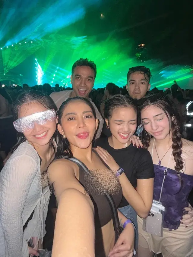 6 Potret Seru Fuji dan Rachel Vennya di Festival Songkran Thailand, Basah Kuyup