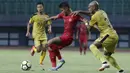 Striker Timnas Indonesia U-22, Dimas Drajad, mempertahankan bola saat melawan Bhayangkara FC pada laga uji coba di Stadion Patriot, Bekasi, Rabu (6/2). Keduanya bermain imbang 2-2. (Bola.com/Yoppy Renato)