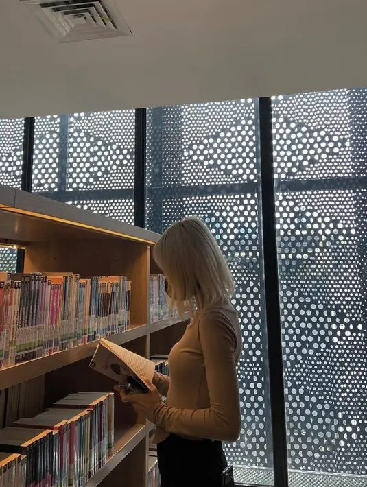 Feni JKT48 saat ini memiliki 170 ribu followers. Ia sering unggah foto yang menarik perhatian orang. Seperti saat fokus membaca buku di perpustakaan. Momen Feni JKT48 saat membaca buku ini banjir like dan komentar dari netizen. (Liputan6.com/IG/@jkt48feni)