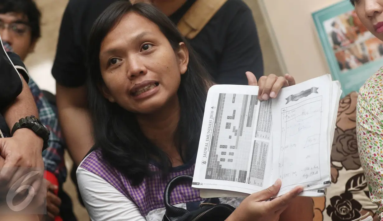 Keluaga korban menunjukkan catatan khusus anak saat audiensi di Kantor LPAI, Jakarta, (16/7).Kak Seto memintta Kemenkes untuk memberikan sanksi berat terhadap oknum RS yang menggunakan vaksin palsu. (Liputan6.com/Immanuel Antonius)