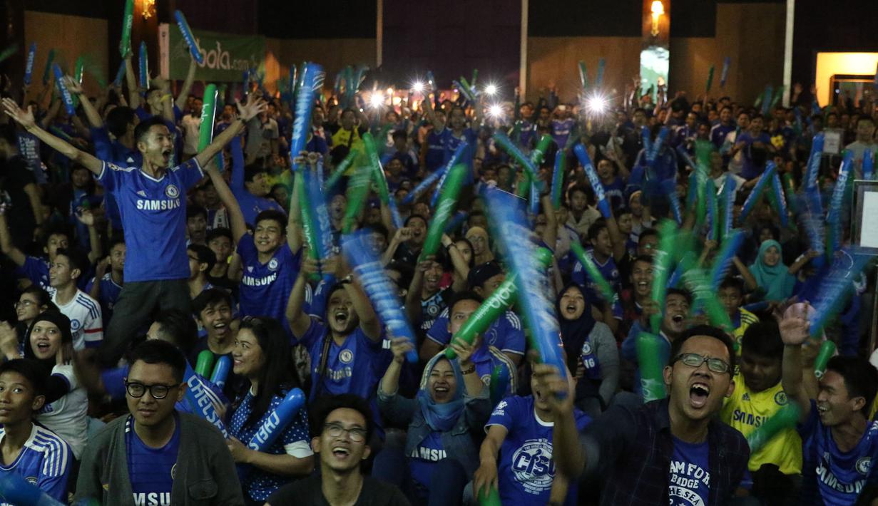 Suporter Chelsea meneriakkan yel-yel saat nonton bareng Liga Premier Inggris antara Chelsea melawan Arsenal di Hotel Amaroossa Grande, Bekasi. Sabtu (19/9/2015). (Bola.com/Arief Bagus)