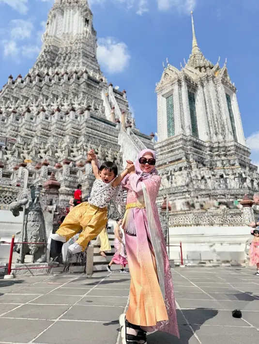 Penampilan seru Ria Ricis dan Moana. Ricis tampil dengan outfit colorful yang serasi dengan outfit manis yang dikenakan Moana. [Foto: Instagram/riaricis1795]