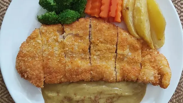Resep dori katsu saus kare, bekal makan siang yang nikmat setelah libur Lebaran Idul Fitri. (dok. Cookpad @Ikeoctamila)