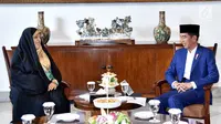 Presiden Joko Widodo (kanan) berbincang dengan Wakil Presiden Republik Islam Iran Bidang Wanita dan Urusan Keluarga, Masumeh Ebtekar selama KTT Ulama dan Cendekiawan Muslim Dunia di Istana Bogor, Selasa (1/5). (Liputan6.com/Pool/Biro PersSetpres)