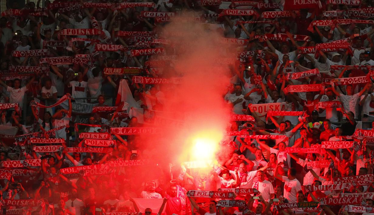 Aksi suporter Polandia saat melawan Portugal pada laga perempat final Piala Eropa 2016 di Stade Velodrome, Marseille, Jumat (1/7/2016) dini hari WIB. (Reuters/Kai Pfaffenbach)