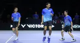 Alfian's Dawn (tengah) dengan tim petir disambut setelah mencetak gol di 3V3 BUDMINTON XL 2025 pertama melawan tim Rocktes di Istora Senayan, Jakarta pada hari Sabtu (04/10/2025). (Ball.com/bagaskara lazuardi)