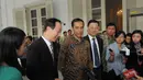 Selain Wang Jiauri, dalam kunjungan itu hadir juga Duta Besar Cina untuk Indonesia Feng Xie beserta penerjemahnya di Balaikota DKI Jakarta, (15/9/14).(Liputan6.com/Herman Zakharia)