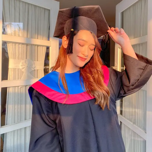 Amanda Caesa putri Parto Patrio wisuda (Sumber: Instagram/ancaofficial_)