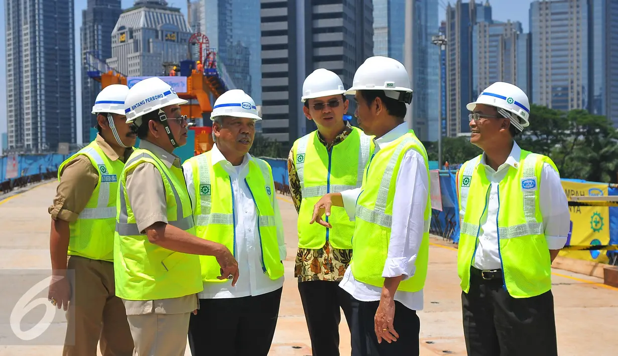 Presiden Jokowi berbincang dengan Dirut PT. Wijaya Karya, Bintang Perbowo saat meninjau proyek simpang susun Semanggi, Jakarta, Kamis (23/2). (Liputan6.com/Angga Yuniar)