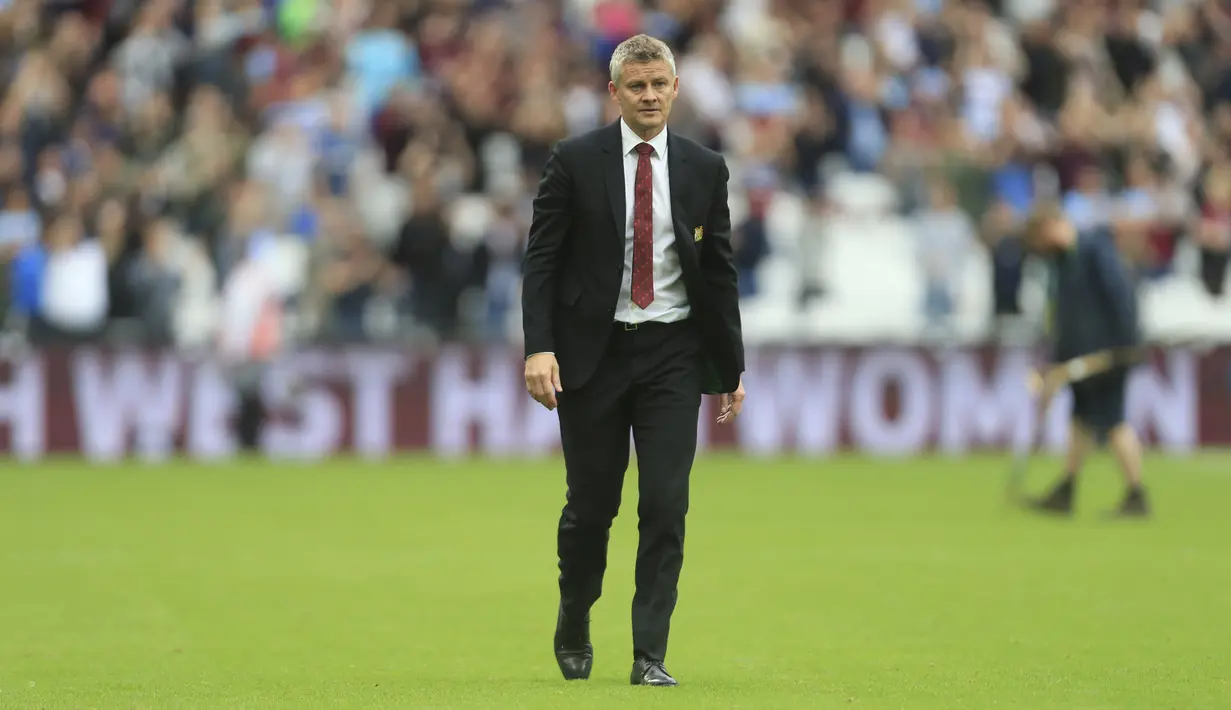 Pelatih Manchester United, Ole Gunnar Solskjaer berjalan usai pertandingan melawan West Ham pada lanjutan Liga Inggris di stadion London (22/9/2019). West Ham menang 2-0 atas Manchester United. (AP Photo/Leila Coker)
