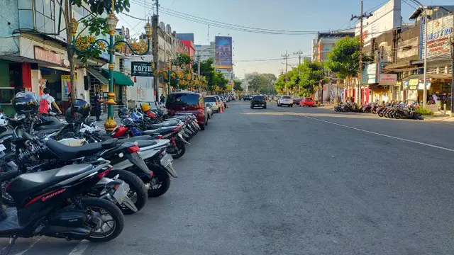 Kayutangan Malang Tanpa Parkir di Tepi Jalan Umum
