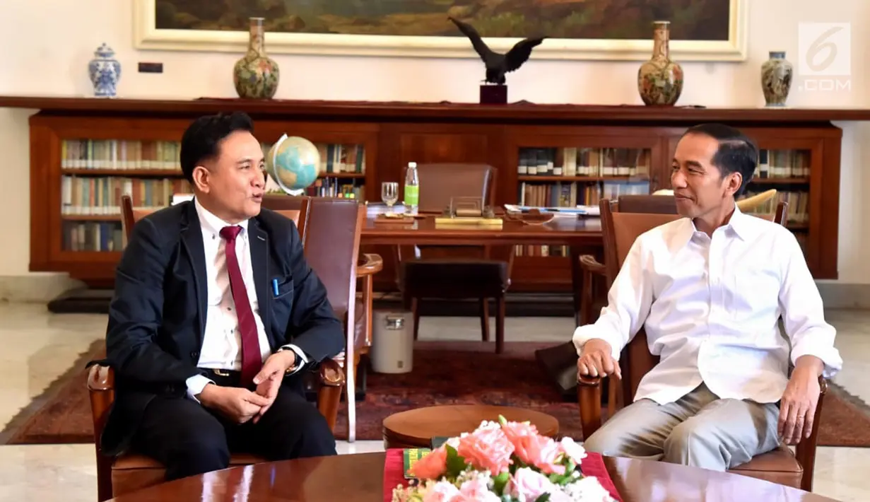 Presiden Joko Widodo berbincang dengan pakar hukum tata negara, Yusril Ihza Mahendra di Istana Kepresidenan Bogor, Jawa Barat, Jumat (30/11). Pertemuan keduanya berbicara mengenai masalah negara, terutama ketatanegaraan. (Liputan6.com/HO/Biropers)