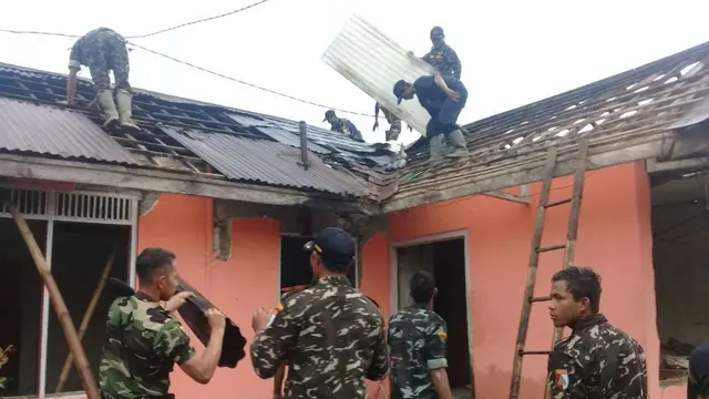Relawan memperbaiki rumah yang hanya rusak bagian atapnya dalam bencana gempa Banjarnegara. (Foto: Liputan6.com/Mimid BPBD/Muhamad Ridlo)