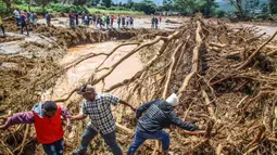 Kementerian Dalam Negeri Kenya mengatakan sedikitnya 45 orang tewas dan puluhan lainnya hilang setelah sebuah bendungan jebol akibat hujan deras. (AP Photo/Patrick Ngugi)