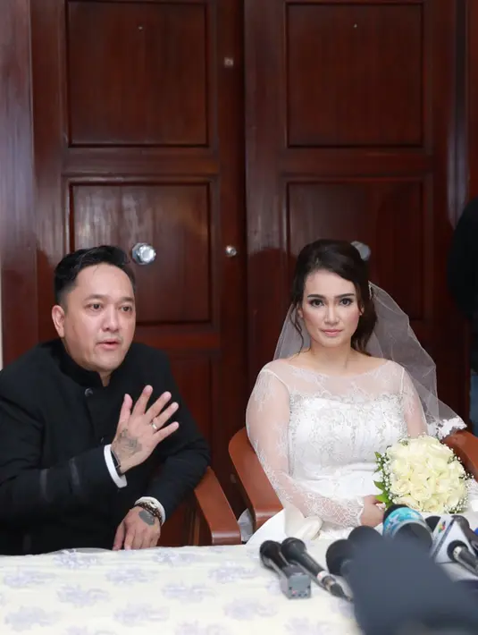 "Tiap hari sih kita bulan madu. Ya, kita ada sih waktu di bulan Februari. Ada kerjaan juga sekalian aja tapi tempatnya rahasia yah," ujar Feby Febiola dengan penuh ceria. (Galih W. Satria/Bintang.com)