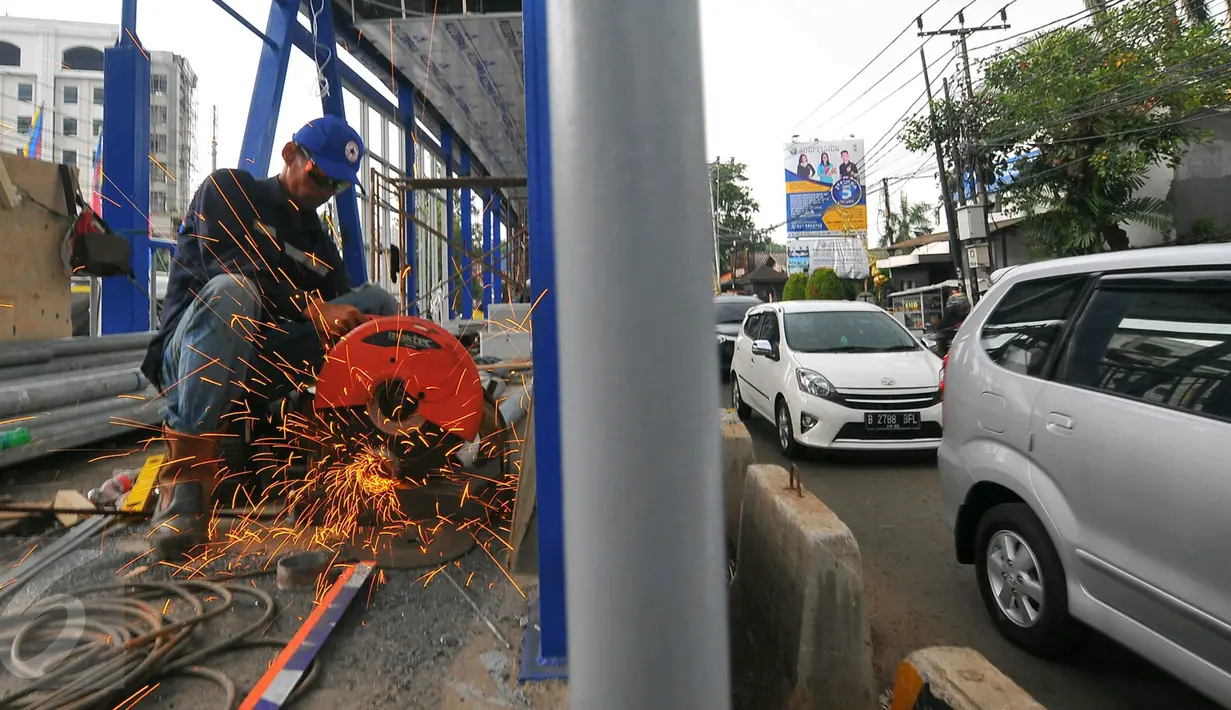 Molornya proyek Pembangunan jalan layang bus Transjakarta koridor XIII Ciledug - Tendean dikarenakan proses pembebasan lahan di wilayah Pesanggrahan, Jakarta Selatan belum bisa dilaksanakan dengan baik, Jakarta, Senin (26/12). (Liputan6.com/Angga Yuniar)