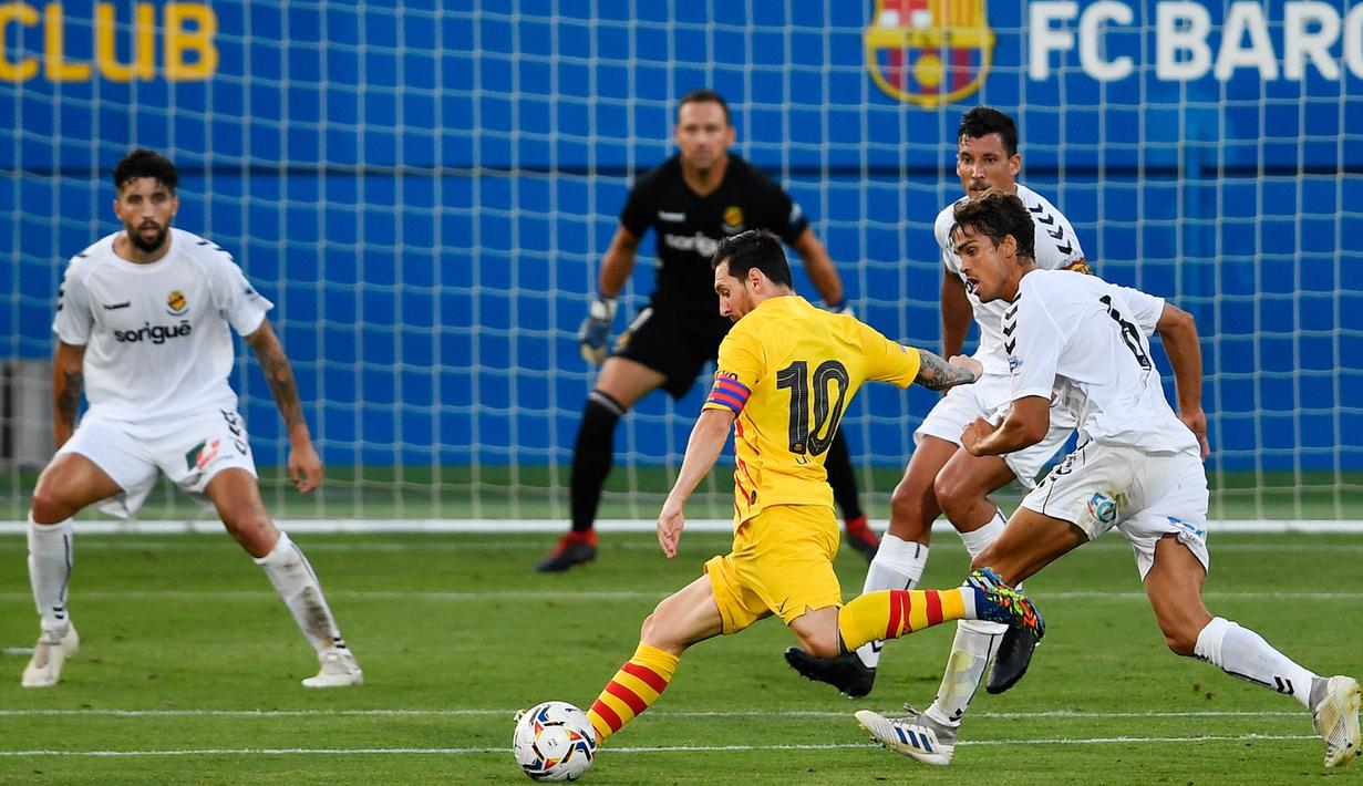 Kapten Barcelona, Lionel Messi, melepaskan tendangan saat pertandingan melawan Gimnastic pada laga uji coba di Johan Cruyff Stadium, Minggu (13/9/2020). Barcelona menang dengan skor 3-1. (AFP/Pau Barrena)