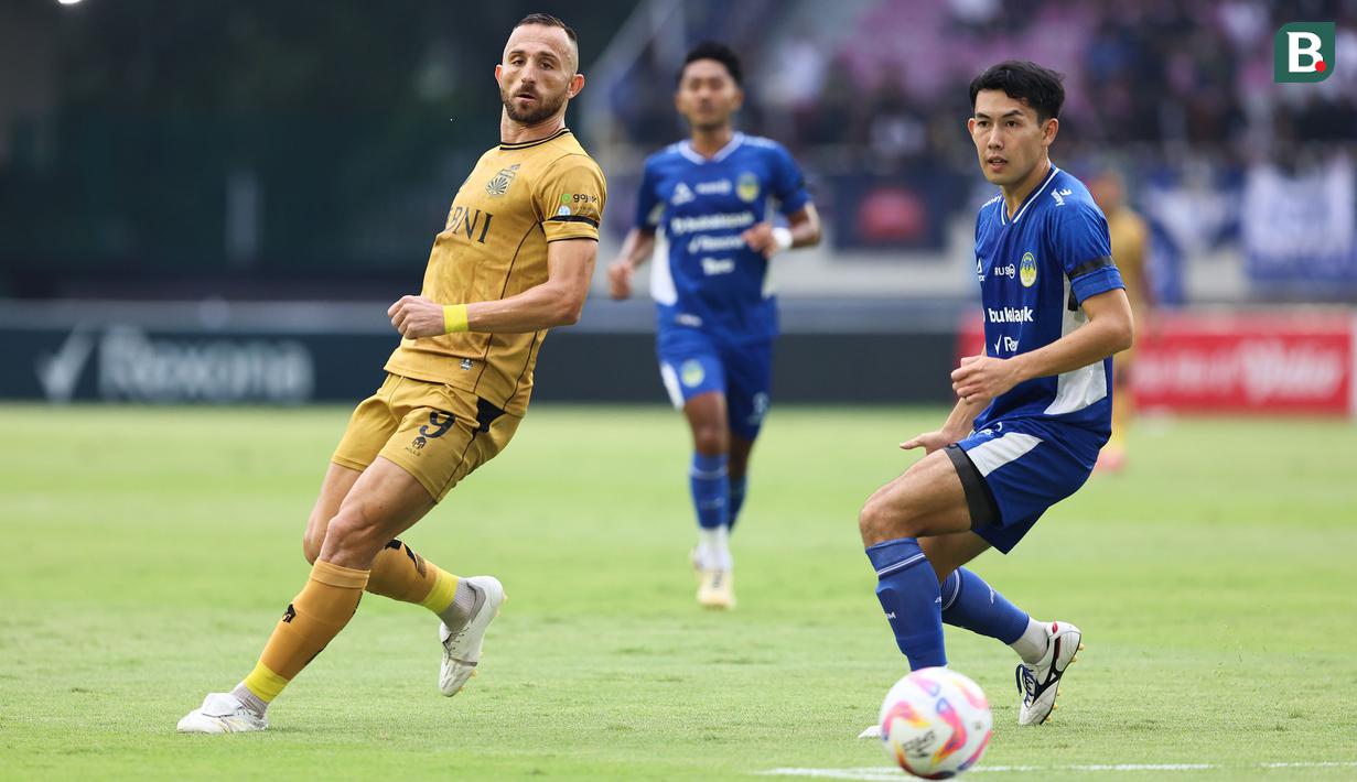Pemain Bhayangkara FC, Illija Spasojevic mengumpan bola melewati pemain PSIM Yogyakarta pada laga final Pegadaian Liga 2 2024/2025 di Stadion Manahan, Solo, Jawa Tengah, Rabu (26/02/2025). (Bola.com/Abdul Aziz)