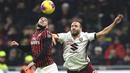 Bek AC Milan, Theo Hernandez, duel udara dengan bek Torino, Lorenzo De Silvestri, pada laga Coppa Italia di Stadion San Siro, Milan, Selasa (28/1). Milan menang 4-2 atas Torino. (AFP/Miguel Medina)