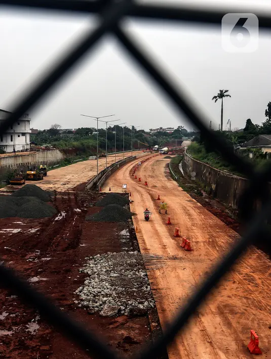 Suasana pembangunan jalan Tol Serpong-Cinere di Tangerang Selatan, Banten, (17/2/2021). Kementerian Pekerjaan Umum dan Perumahan Rakyat melalui Badan Pengatur Jalan Tol (BPJT) mengungkapkan progres konstruksi jalan Tol Serpong-Cinere tersebut sudah mencapai 92,81 persen. Liputan6.com/Johan Tallo)