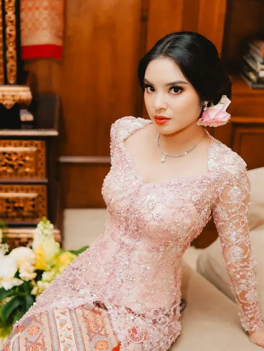 Kebaya tersebut dipadukan bustier warna senada dan kain batik warna coklat. Penampilannya disempurnakan dengan pulasan makeup flawless dengan lipstik merah merona. [@syandria]