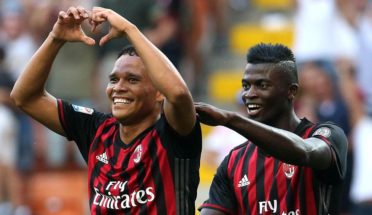 Bomber AC Milan, Carlos Bacca, merayakan gol yang dicetaknya ke gawang Torino pada laga Serie A Italia di Stadion San Siro, Milan, Italia, Minggu (21/8/2016) atau dini Senin dini hari WIB. Milan menang 3-2 atas Torino. (EPA/Matteo Bazzi)