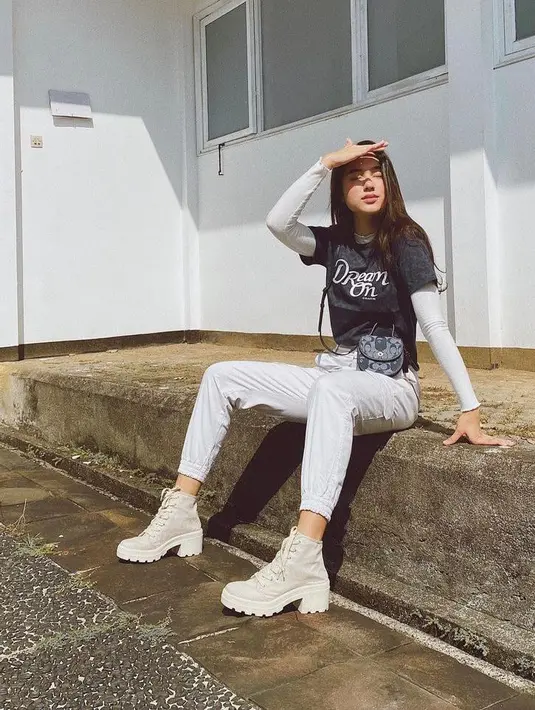 Seperti potret Yasmin Napper satu ini. Pemeran Lulu dalam film Imperfect ini tampil boyish dengan padanan busana berupa t-shirt, jogger pants, dan sepatu boots.  (Instagram/yasminnapper).