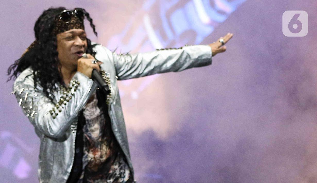 Band Rock Seurieus x Candil tampil beraksi pada Everblast Festival 2023 di Gambir Expo Kemayoran, Jakarta, Sabtu (4/3/2023). Bertajuk Seurieus x Candil, kolaborasi ini tampil di hari pertama festival itu. (Liputan6.com/Herman Zakharia)