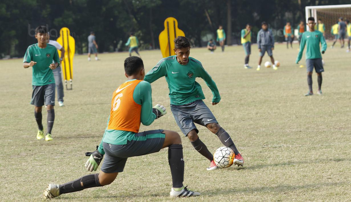 Pemain Timnas Indonesia U-16, Hamsa Lestaluhu, saat latihan di Lapangan Atang Sutresna, Cijantung, Selasa (12/9/2017). Latihan tersebut untuk persiapan kualifikasi Piala Asia U-16 di Thailand. (Bola.com/M Iqbal Ichsan)