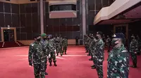 Sebanyak 25 Perwira Tinggi TNI menerima kenaikan pangkat satu tingkat lebih tinggi. Kenaikan pangkat ini berdasarkan Surat Perintah Panglima TNI Nomor Sprin/906/V/2019 tanggal 5 Mei 2020. (Foto: Kabidpenum Puspen TNI, Kolonel Sus Taibur Rahman)