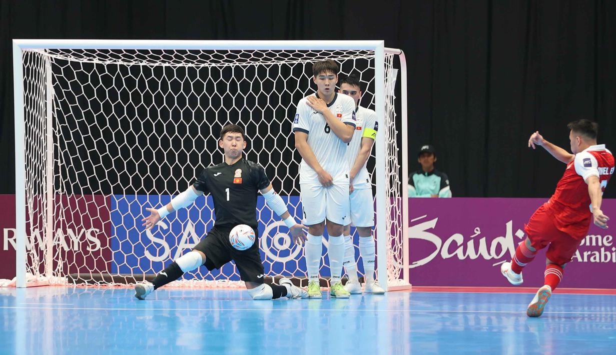 Capaian ini mengulangi prestasi Timnas Futsal Indonesia pada edisi 2022 yang juga sukses menembus babak perempat final. Tampak dalam foto, pemain Timnas Futsal Indonesia, Samuel Eko (kanan) saat melawan Kirgistan pada laga kedua Grup A Piala Asia Futsal 2026, Kamis (29/1/2026) malam WIB. (Bola.com/M Iqbal Ichsan)
